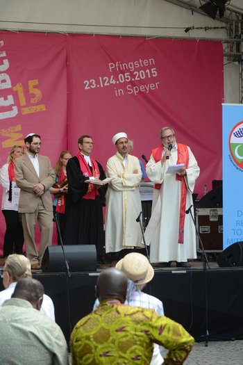 Interreligiöser Dialog Vertreter der beiden großen christlichen Konfessionen, des Judentums und des Islams feiern gemeinsam auf einer Bühne ein multireligiöses Gebetstreffen um Frieden